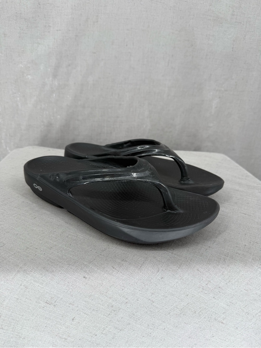 Oofos Women's OOlala Recovery Sandal Size 8 Black Rubber Thong Slide